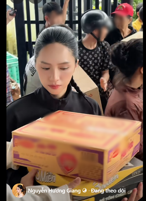 Hoàng Thùy - Hương Giang đi trao quà cho người dân vùng lũ Hoàng Thùy - Hương Giang đi trao quà cho người dân vùng lũ