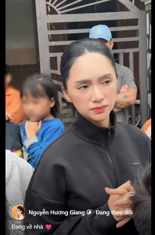 Hoàng Thùy - Hương Giang đi trao quà cho người dân vùng lũ Hoàng Thùy - Hương Giang đi trao quà cho người dân vùng lũ