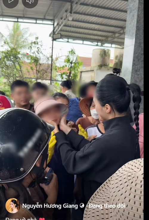 Hoàng Thùy - Hương Giang đi trao quà cho người dân vùng lũ Hoàng Thùy - Hương Giang đi trao quà cho người dân vùng lũ