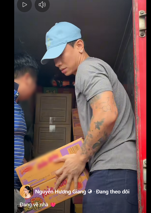 Hoàng Thùy - Hương Giang đi trao quà cho người dân vùng lũ Hoàng Thùy - Hương Giang đi trao quà cho người dân vùng lũ