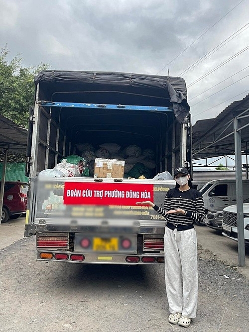 Hoàng Thùy - Hương Giang đi trao quà cho người dân vùng lũ Hoàng Thùy - Hương Giang đi trao quà cho người dân vùng lũ