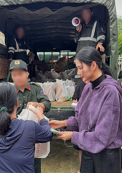 Hoàng Thùy - Hương Giang đi trao quà cho người dân vùng lũ Hoàng Thùy - Hương Giang đi trao quà cho người dân vùng lũ