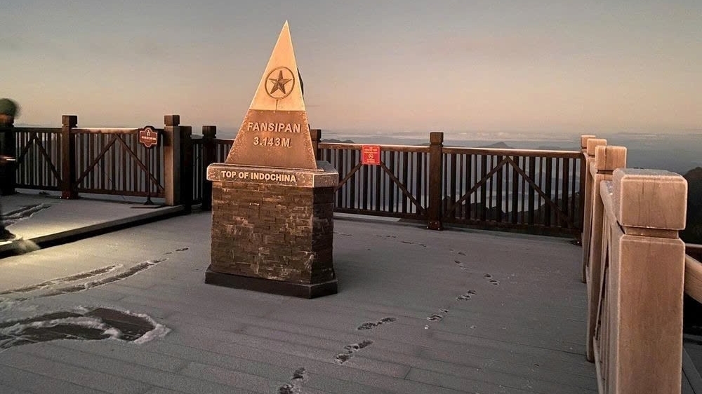 Băng giá phủ trắng Fansipan, du khách háo hức săn khoảnh khắc đầu mùa