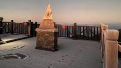 Băng giá phủ trắng Fansipan, du khách háo hức săn khoảnh khắc đầu mùa