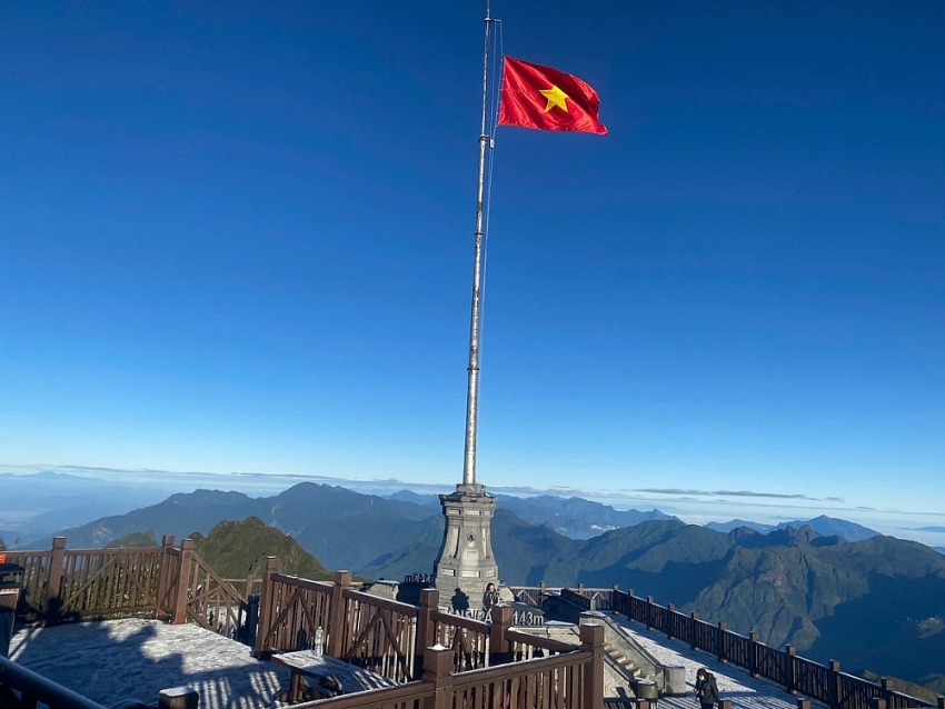 Băng giá phủ trắng Fansipan, du khách háo hức săn khoảnh khắc đầu mùa Băng giá phủ trắng Fansipan, du khách háo hức săn khoảnh khắc đầu mùa