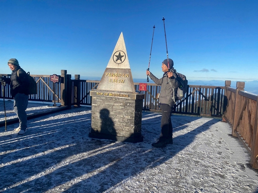 Băng giá phủ trắng Fansipan, du khách háo hức săn khoảnh khắc đầu mùa Băng giá phủ trắng Fansipan, du khách háo hức săn khoảnh khắc đầu mùa