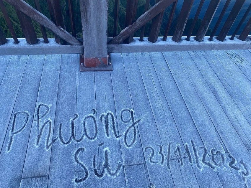 Băng giá phủ trắng Fansipan, du khách háo hức săn khoảnh khắc đầu mùa Băng giá phủ trắng Fansipan, du khách háo hức săn khoảnh khắc đầu mùa