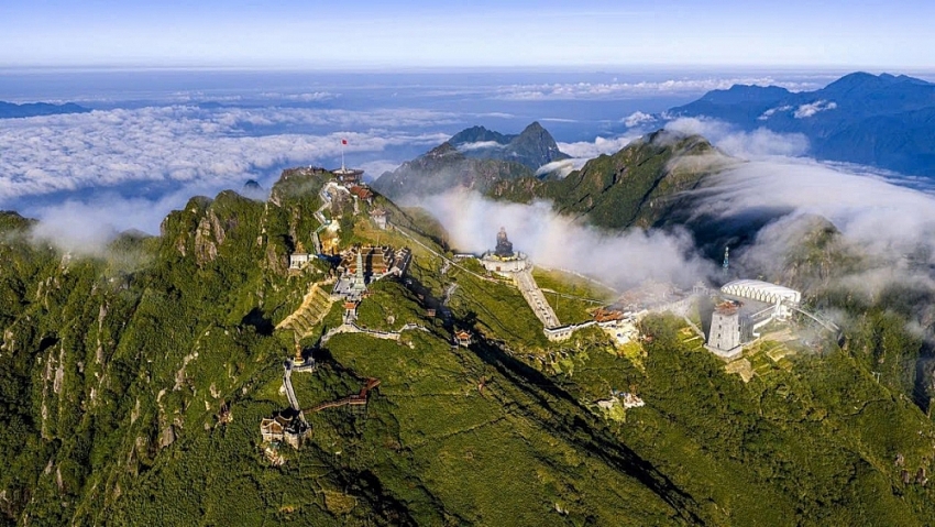 Băng giá phủ trắng Fansipan, du khách háo hức săn khoảnh khắc đầu mùa Băng giá phủ trắng Fansipan, du khách háo hức săn khoảnh khắc đầu mùa