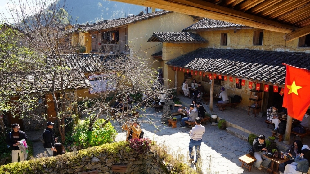 Lô Lô Chải đông như hội, du khách xếp hàng 'săn' góc sống ảo