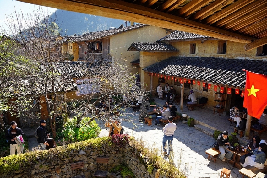 Lô Lô Chải đông như hội, du khách xếp hàng 'săn' góc sống ảo Lô Lô Chải đông như hội, du khách xếp hàng 'săn' góc sống ảo