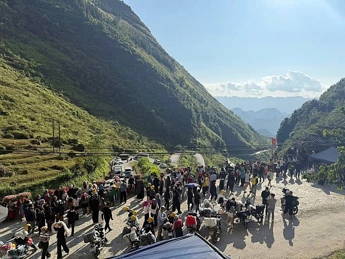 Lô Lô Chải đông như hội, du khách xếp hàng 'săn' góc sống ảo Lô Lô Chải đông như hội, du khách xếp hàng 'săn' góc sống ảo