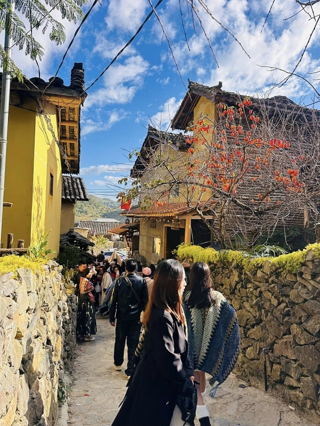 Lô Lô Chải đông như hội, du khách xếp hàng 'săn' góc sống ảo Lô Lô Chải đông như hội, du khách xếp hàng 'săn' góc sống ảo