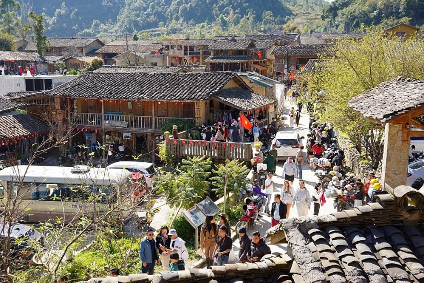 Lô Lô Chải đông như hội, du khách xếp hàng 'săn' góc sống ảo Lô Lô Chải đông như hội, du khách xếp hàng 'săn' góc sống ảo