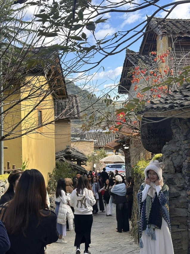 Lô Lô Chải đông như hội, du khách xếp hàng 'săn' góc sống ảo Lô Lô Chải đông như hội, du khách xếp hàng 'săn' góc sống ảo