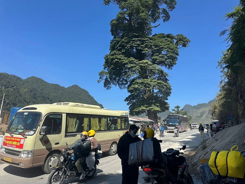 Lô Lô Chải đông như hội, du khách xếp hàng 'săn' góc sống ảo Lô Lô Chải đông như hội, du khách xếp hàng 'săn' góc sống ảo