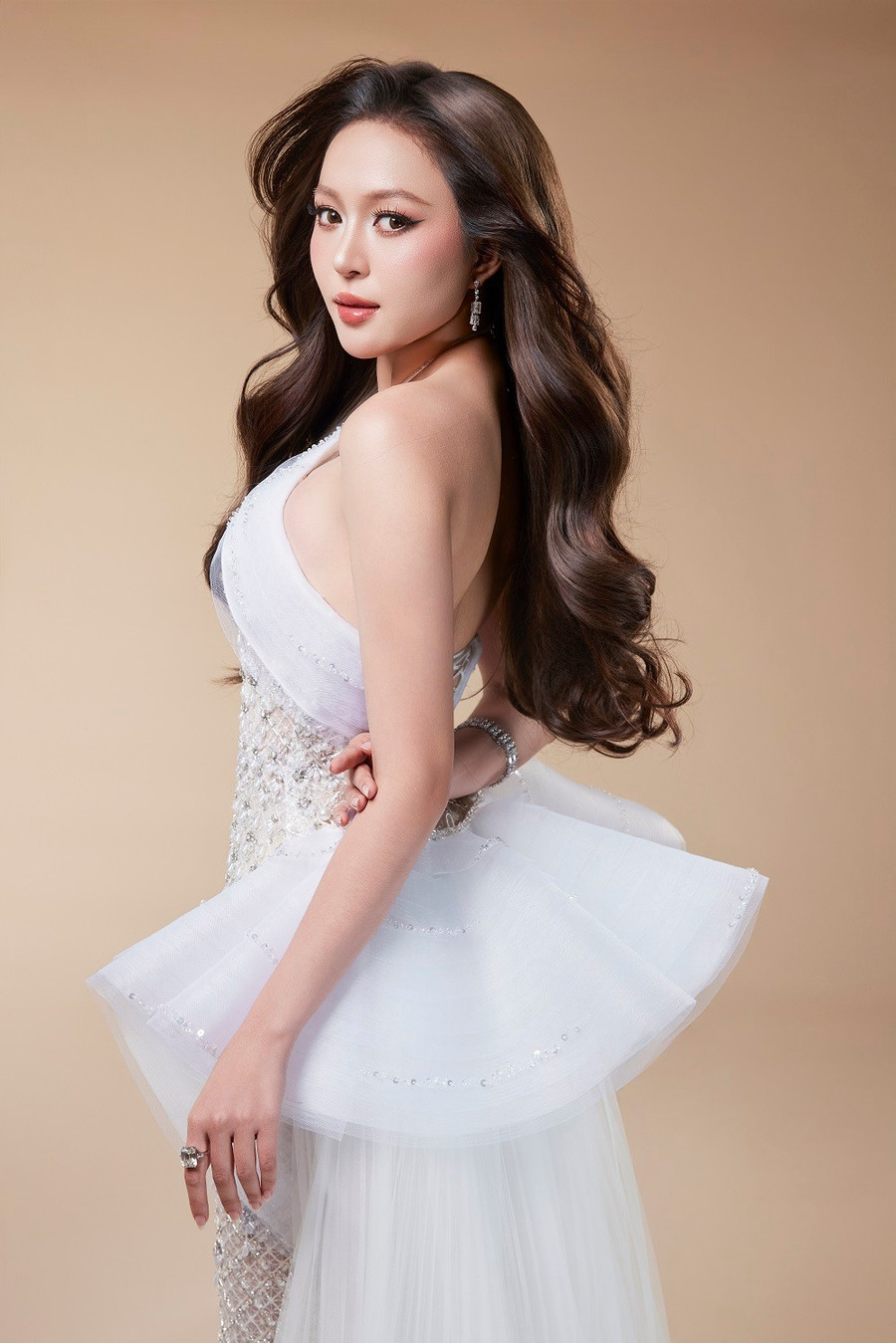 Hoa hậu Kiều Duy đọc tục ngữ Việt Nam tại bán kết Miss International 2025