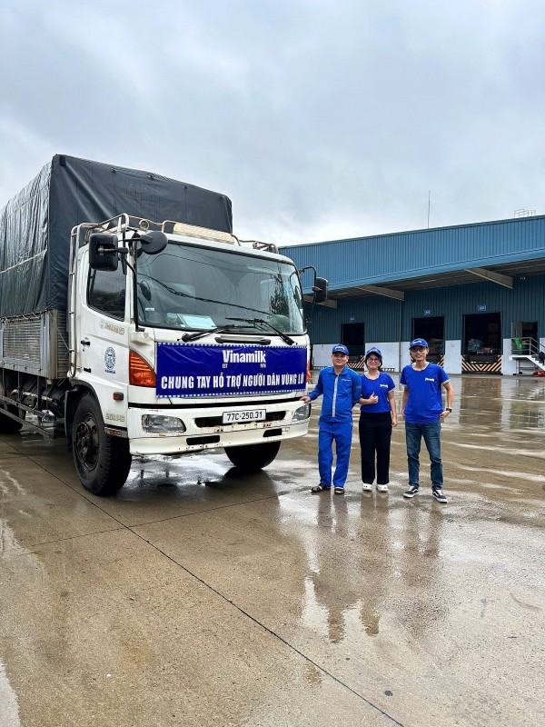 Vinamilk hỗ trợ hàng trăm nghìn sản phẩm dinh dưỡng đến người dân vùng lũ miền Trung và Tây Nguyên