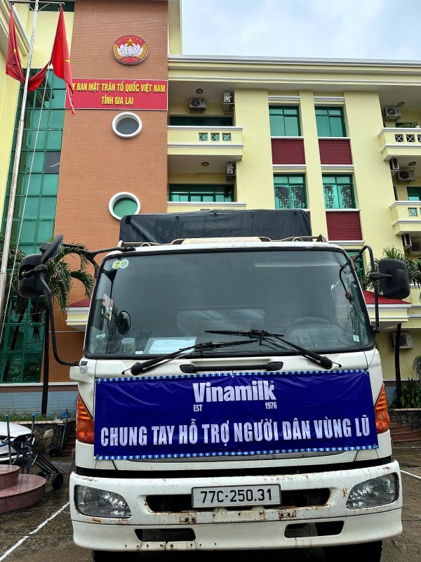 Vinamilk hỗ trợ hàng trăm nghìn sản phẩm dinh dưỡng đến người dân vùng lũ miền Trung và Tây Nguyên