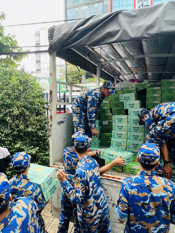 Vinamilk hỗ trợ hàng trăm nghìn sản phẩm dinh dưỡng đến người dân vùng lũ miền Trung và Tây Nguyên