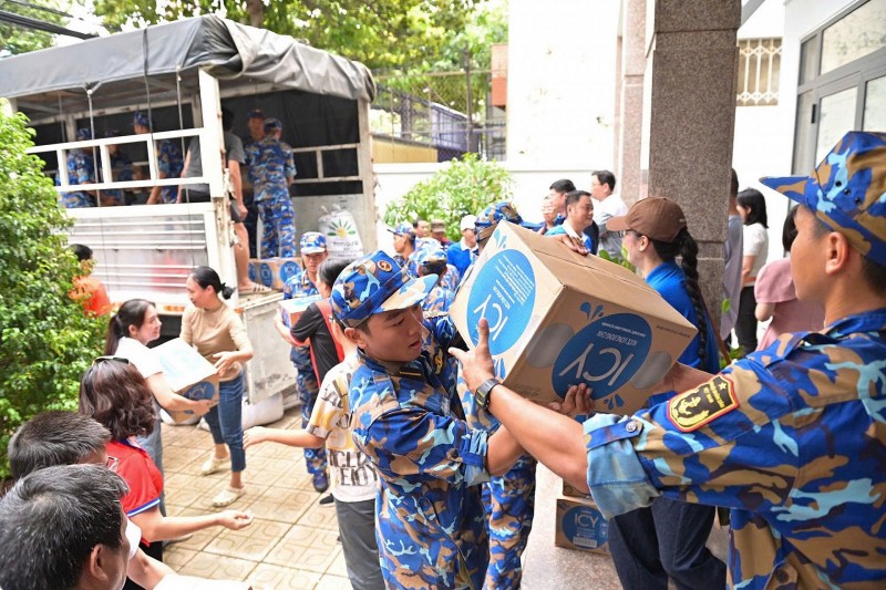 Vinamilk hỗ trợ hàng trăm nghìn sản phẩm dinh dưỡng đến người dân vùng lũ miền Trung và Tây Nguyên