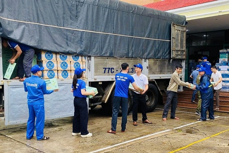 Vinamilk hỗ trợ hàng trăm nghìn sản phẩm dinh dưỡng đến người dân vùng lũ miền Trung và Tây Nguyên