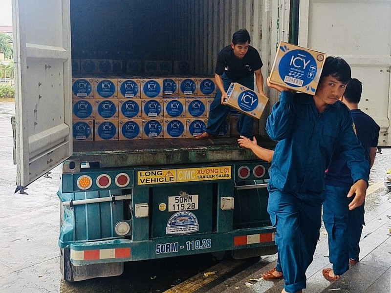 Vinamilk hỗ trợ hàng trăm nghìn sản phẩm dinh dưỡng đến người dân vùng lũ miền Trung và Tây Nguyên