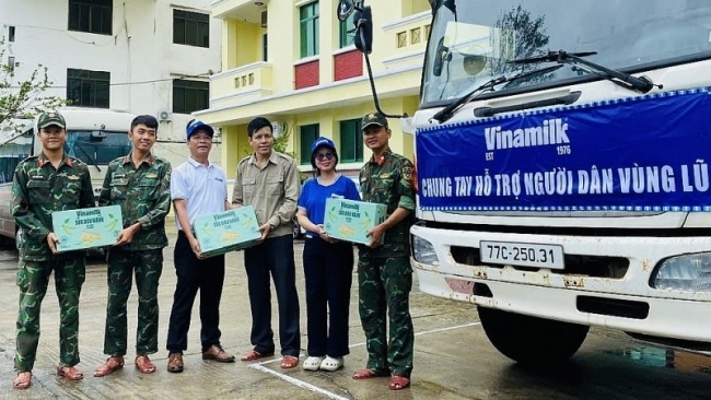 Vinamilk hỗ trợ hàng trăm nghìn sản phẩm dinh dưỡng đến người dân vùng lũ miền Trung và Tây Nguyên