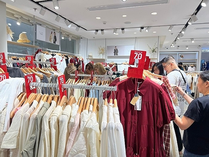 Đua nhau giảm giá dịp Black Friday, có nơi giảm 80% vẫn vắng khách Đua nhau giảm giá dịp Black Friday, có nơi giảm 80% vẫn vắng khách