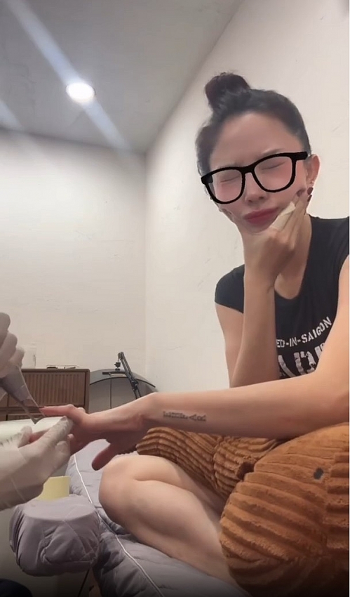 Tóc Tiên chia sẻ về việc xoá hình xăm cũ sau 10 năm với Tóc Tiên chia sẻ về việc xoá hình xăm cũ sau 10 năm với