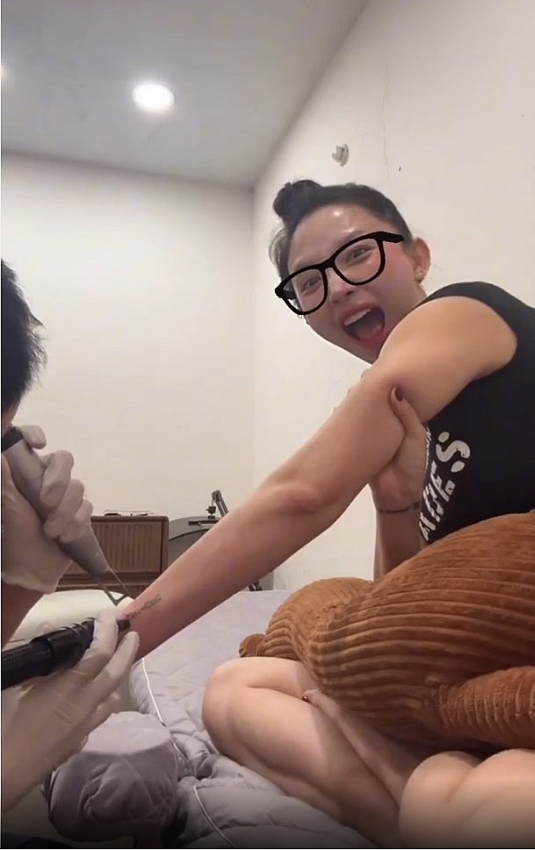 Tóc Tiên chia sẻ về việc xoá hình xăm cũ sau 10 năm với Tóc Tiên chia sẻ về việc xoá hình xăm cũ sau 10 năm với