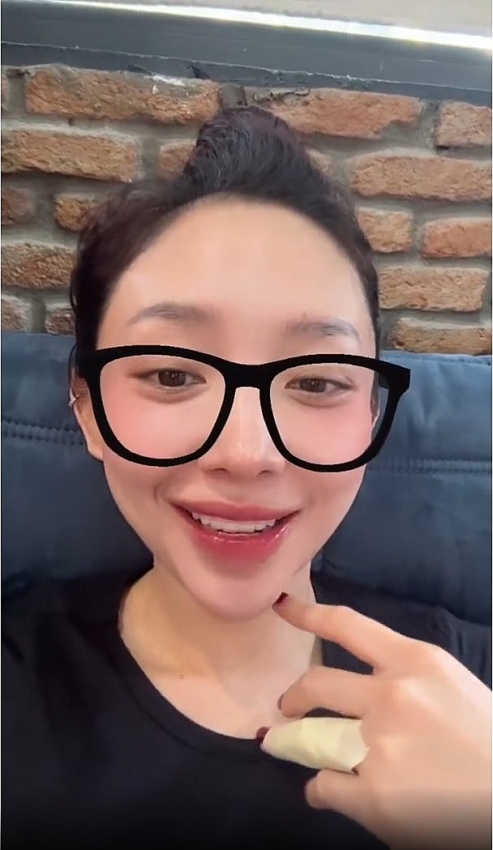 Tóc Tiên chia sẻ về việc xoá hình xăm cũ sau 10 năm với Tóc Tiên chia sẻ về việc xoá hình xăm cũ sau 10 năm với