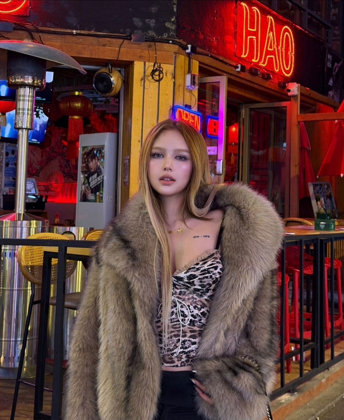 Xoài Non khoe vẻ đẹp cuốn hút trong loạt ảnh tại Itaewon