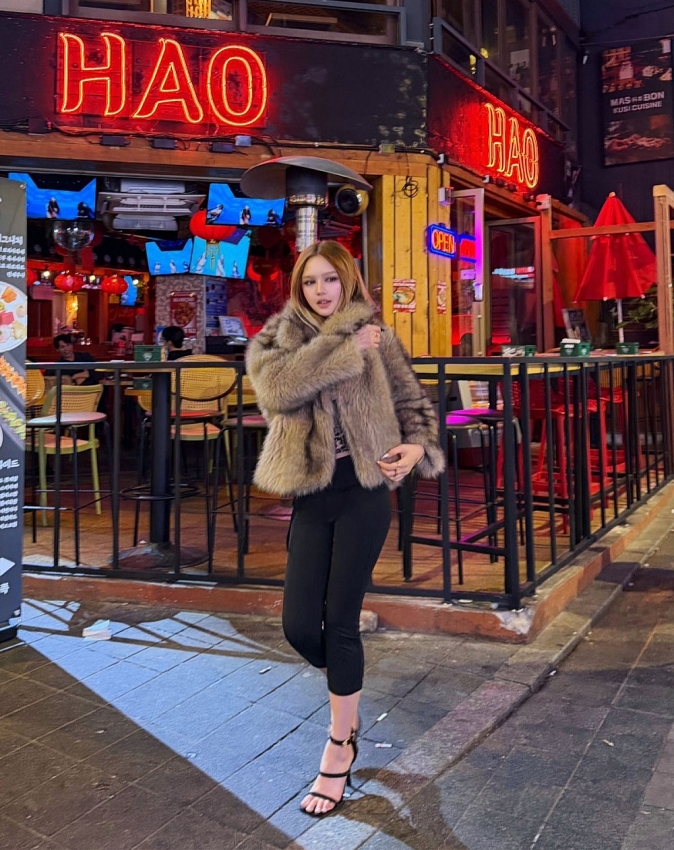 Xoài Non khoe vẻ đẹp cuốn hút trong loạt ảnh tại Itaewon