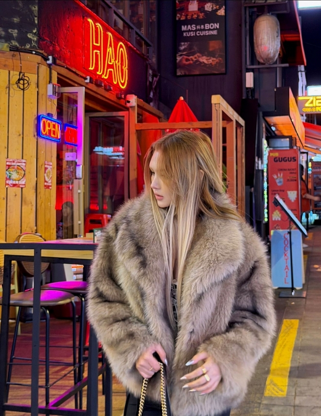 Xoài Non khoe vẻ đẹp cuốn hút trong loạt ảnh tại Itaewon