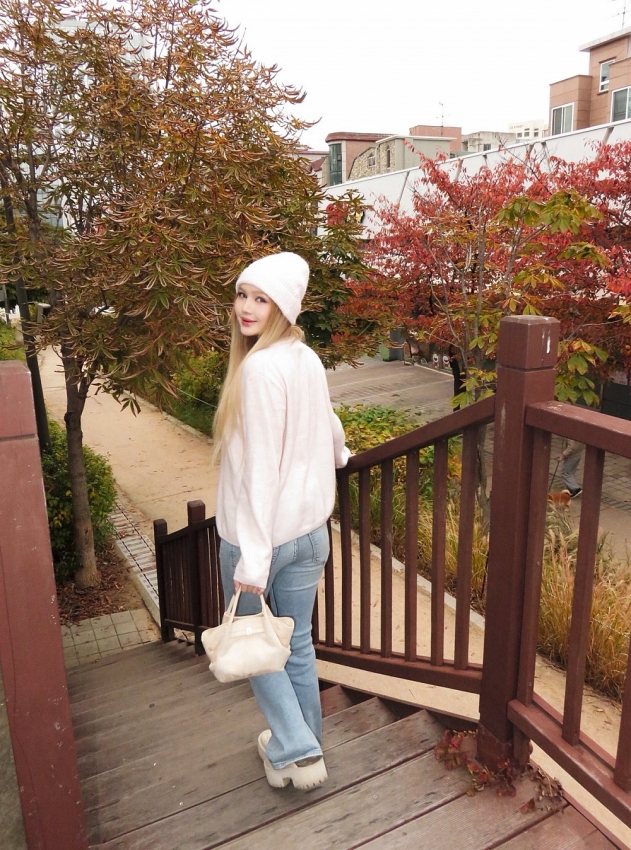 Xoài Non khoe vẻ đẹp cuốn hút trong loạt ảnh tại Itaewon