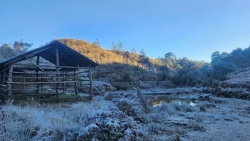 Băng giá xuất hiện lần hai ở Y Tý, cảnh sắc mờ ảo hút khách