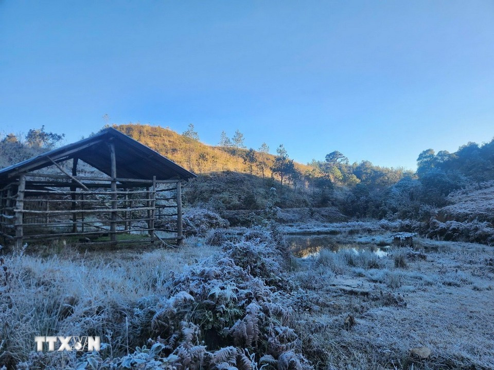 Băng giá xuất hiện lần hai ở Y Tý, cảnh sắc mờ ảo hút khách