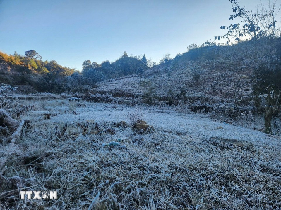 Băng giá xuất hiện lần hai ở Y Tý, cảnh sắc mờ ảo hút khách