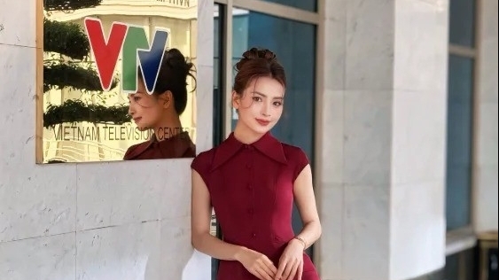 MC Mù Tạt xinh đẹp trong loạt trang phục công sở, visual thăng hạng