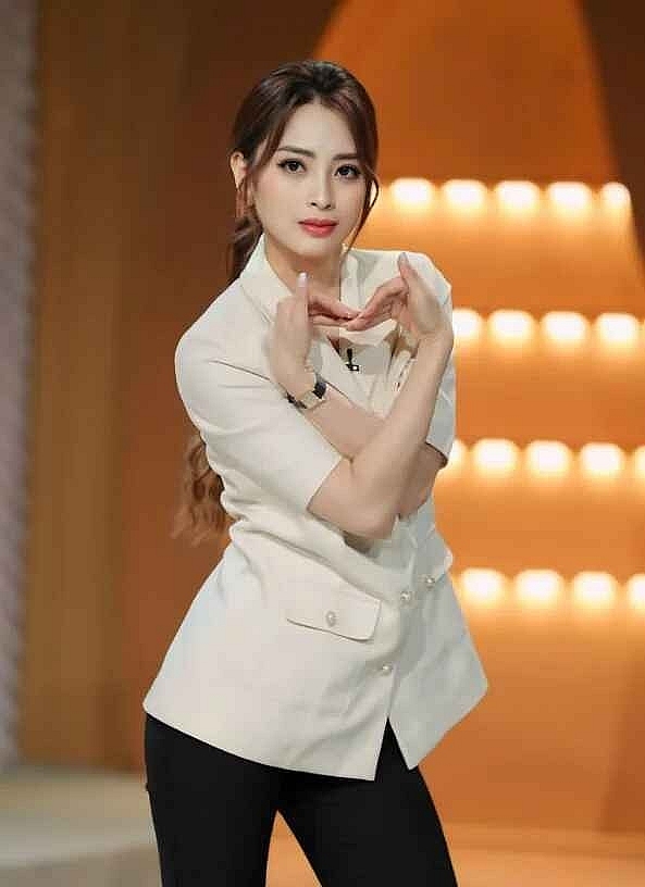 MC Mù Tạt xinh đẹp trong loạt trang phục công sở, visual thăng hạng