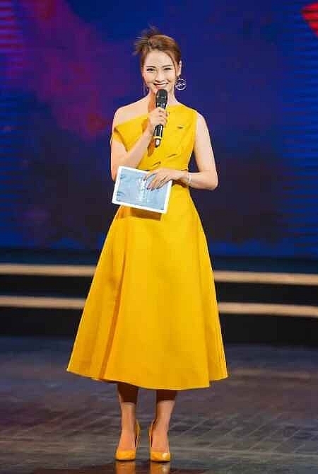 MC Mù Tạt xinh đẹp trong loạt trang phục công sở, visual thăng hạng