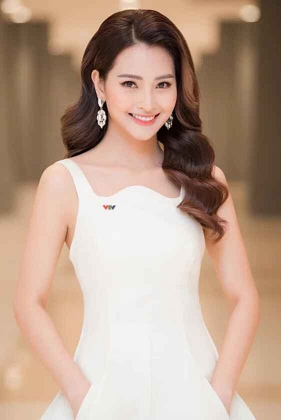 MC Mù Tạt xinh đẹp trong loạt trang phục công sở, visual thăng hạng