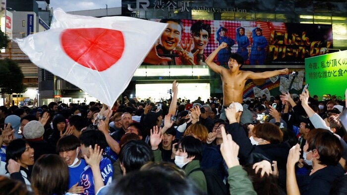 Người dân Nhật Bản ăn mừng đội nhà trở thành niềm tự hào châu Á