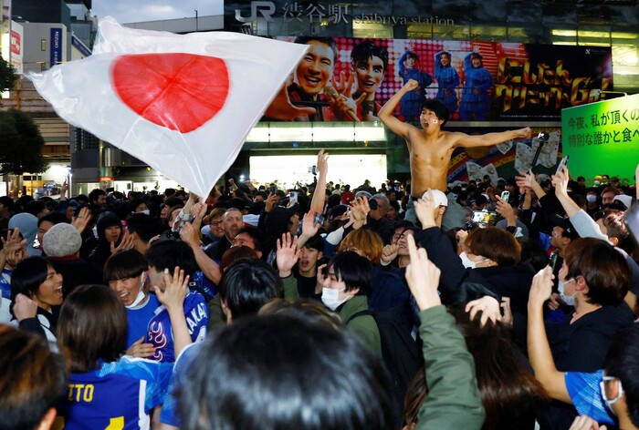 Người dân Nhật Bản ăn mừng đội nhà trở thành niềm tự hào châu Á