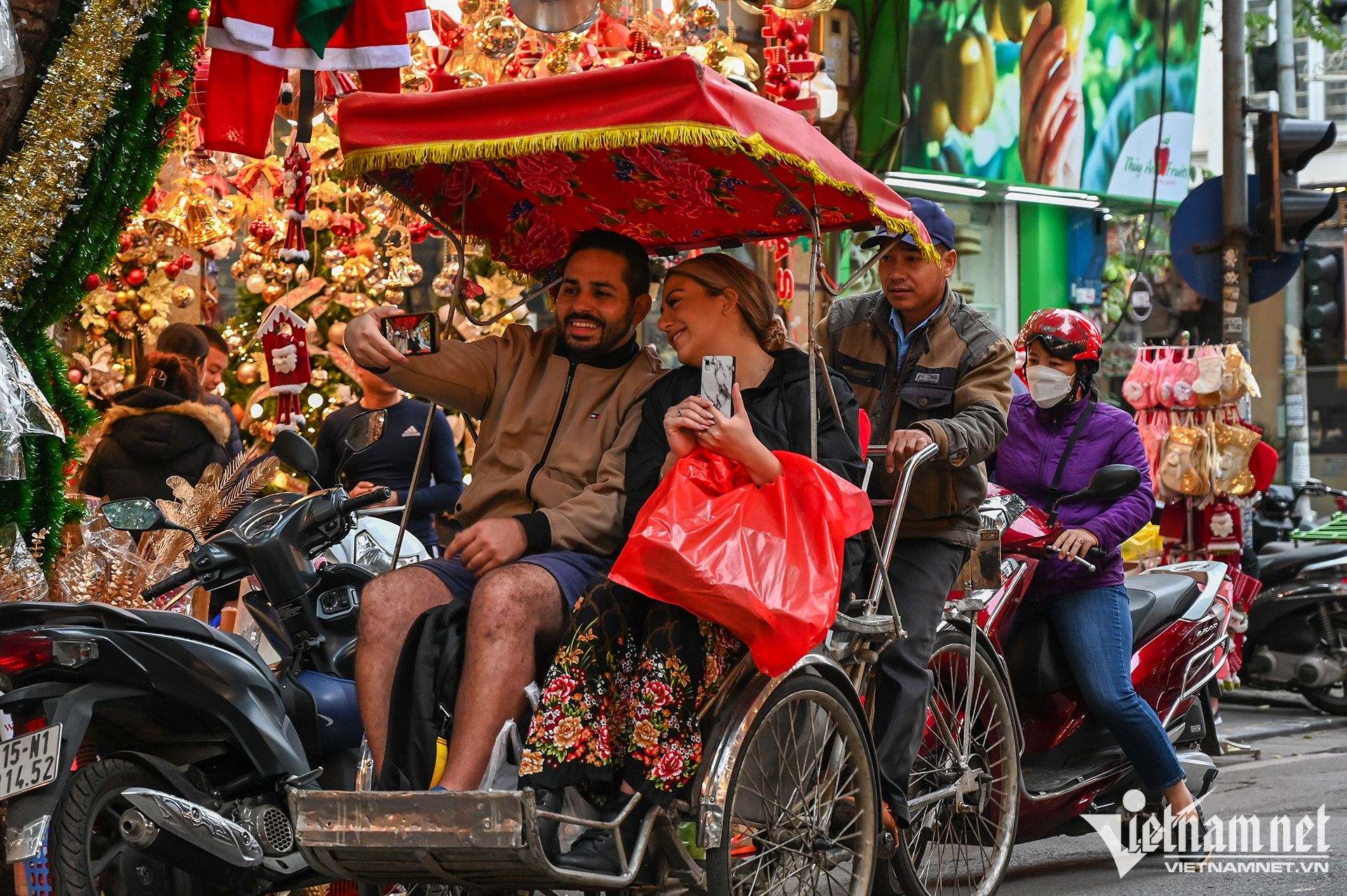 Phố cổ Hà Nội 'lên đồ' rực rỡ chờ đón Giáng sinh