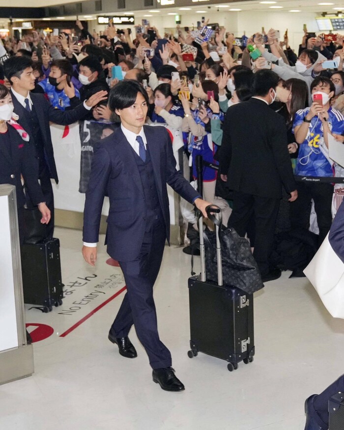Tuyển Nhật Bản được chào đón như nhà vô địch World Cup, chật cứng người ở sân bay