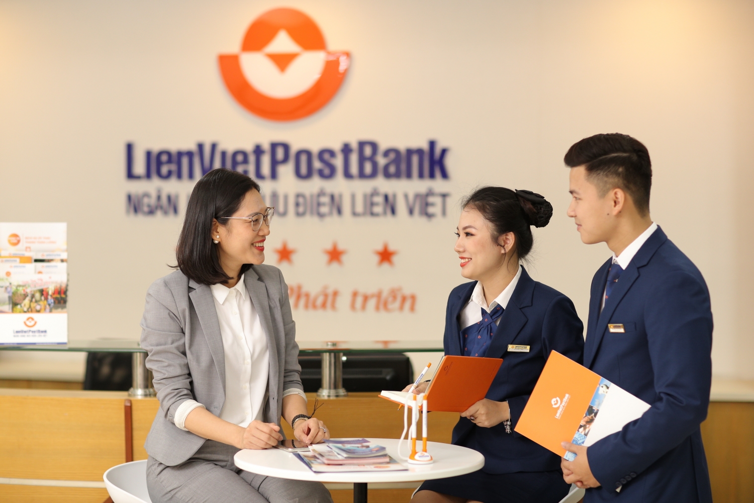 Tin ngân hàng ngày 17/12: Sacombank giảm 1% lãi suất cho vay với tất cả khách hàng