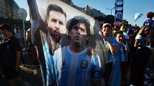 Điều tuyệt vời của Messi mà Maradona không bao giờ có được