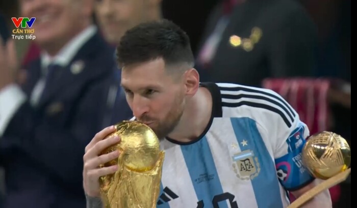 Mỹ Tâm bất ngờ đăng ảnh 'hôn' cầu thủ Messi