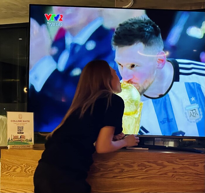 Mỹ Tâm bất ngờ đăng ảnh 'hôn' cầu thủ Messi